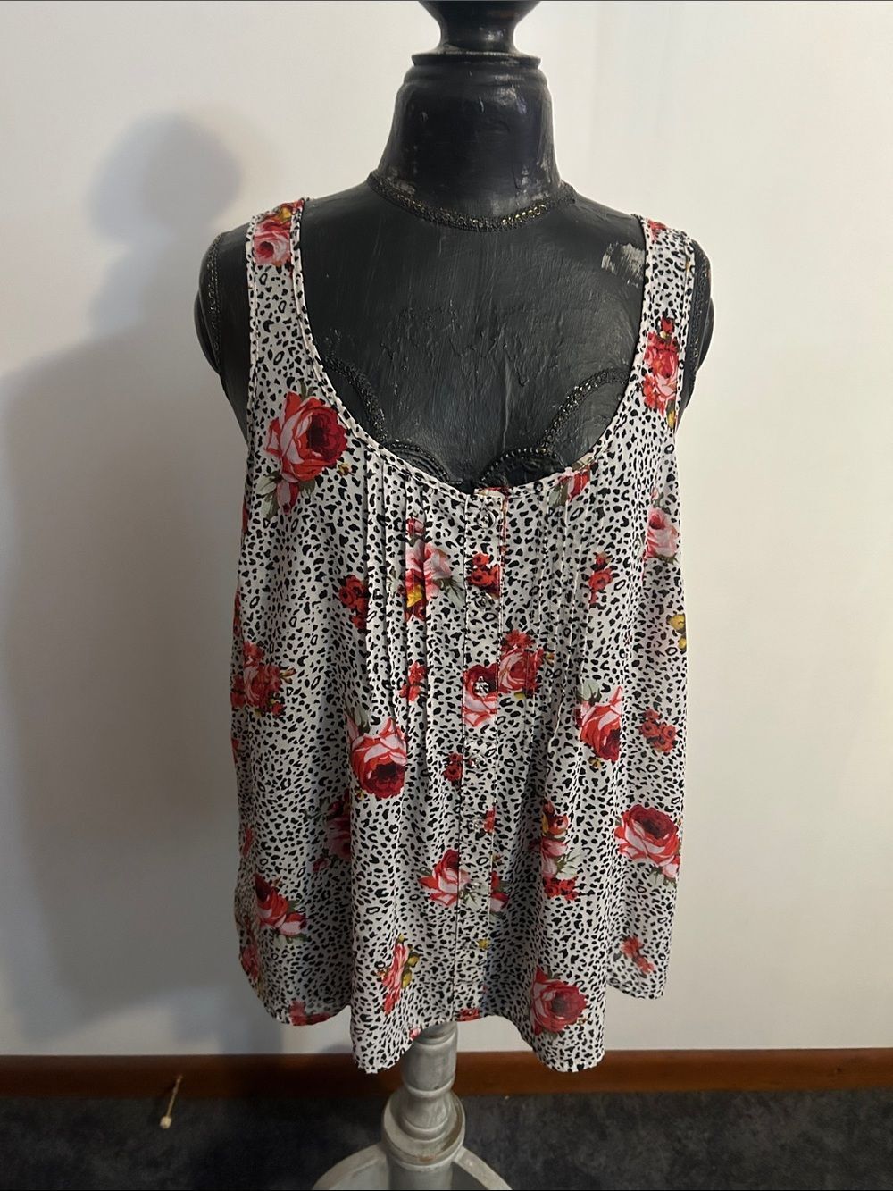 Torrid Floral Print Scoop Neck Tank Top - White with Red Roses